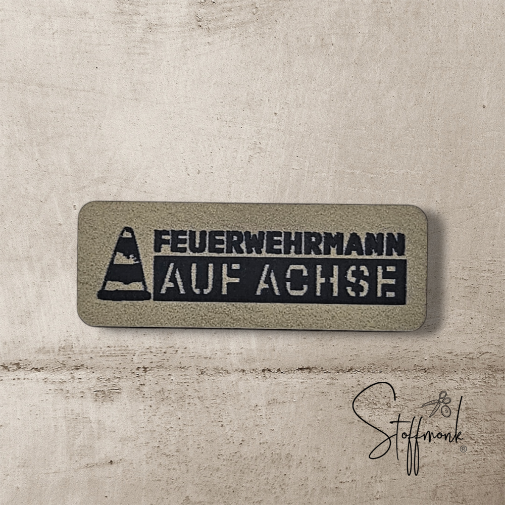 Label - FEUERWEHRMANN AUF ACHSE - ca. 1,5 cm x 4 cm - Kunstleder ++ Farbauswahl ++